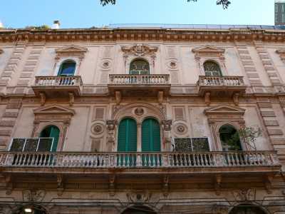 ...mentre al primo e secondo piano svettano gli ampi balconi con le notevoli balaustre e un ricco impianto decorativo
